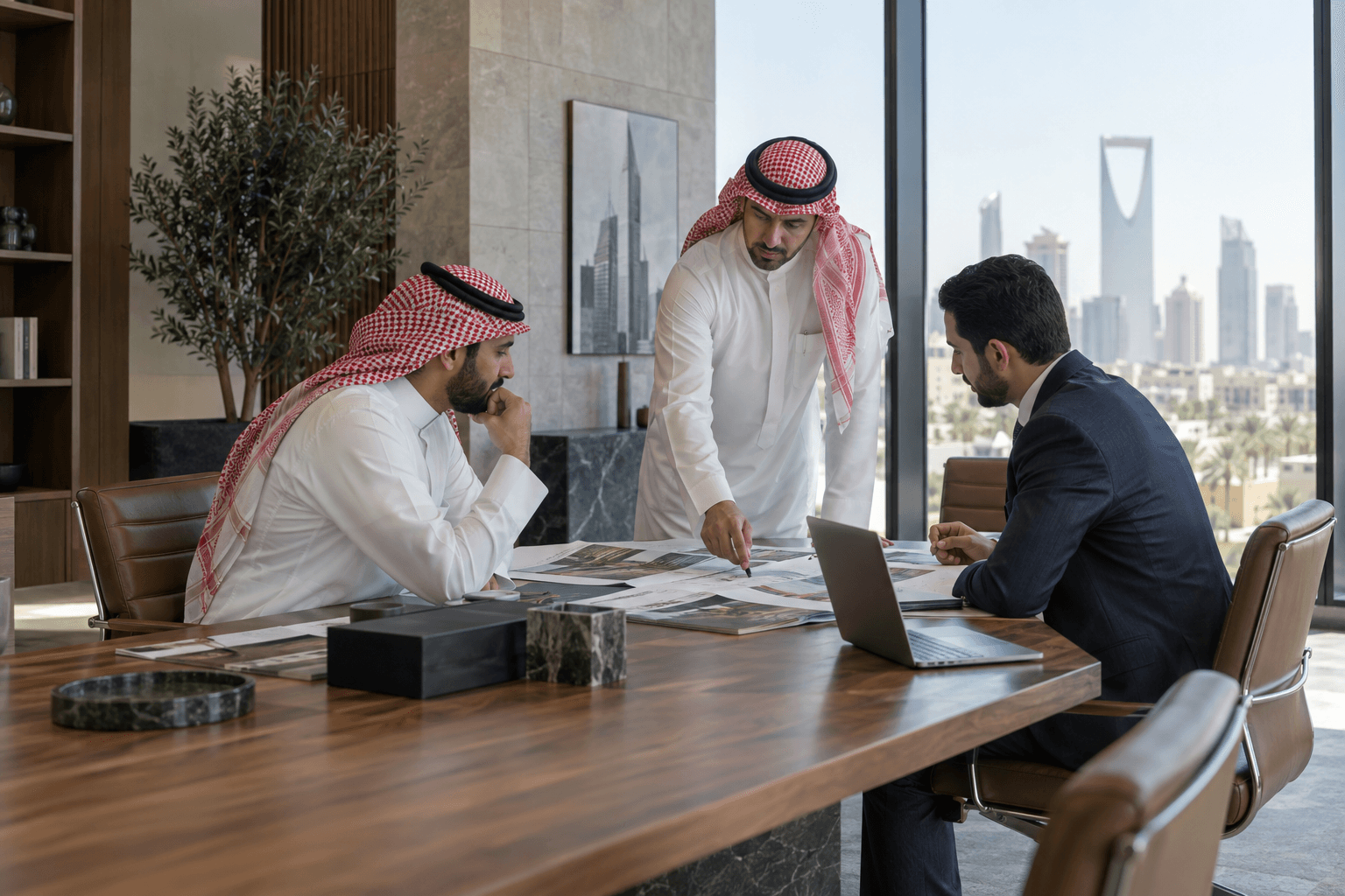 مشهد توضيحي لرجال أعمال يناقشون خطة عمل